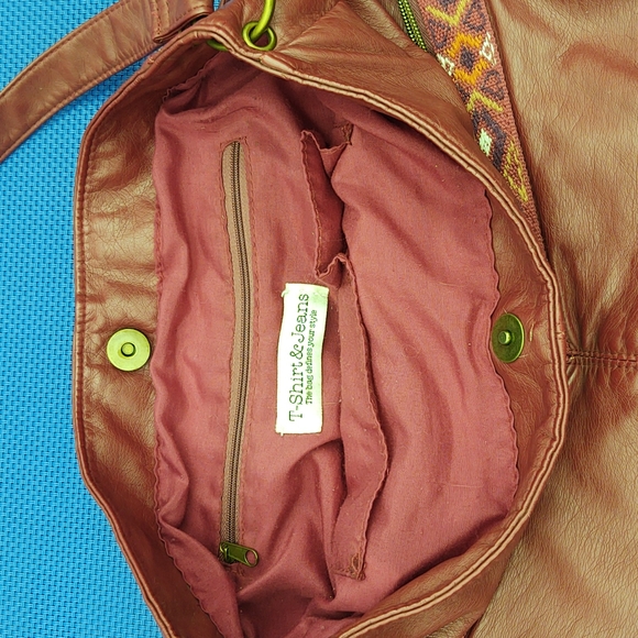 LEATHER bag by Tee Shirt &Jeans. Lined bag with 4 zippered pockets. - Picture 3 of 8